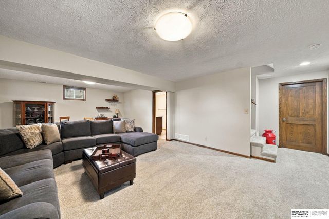 5441 S Dove Lane, Lincoln, NE 68516