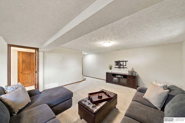 5441 S Dove Lane, Lincoln, NE 68516