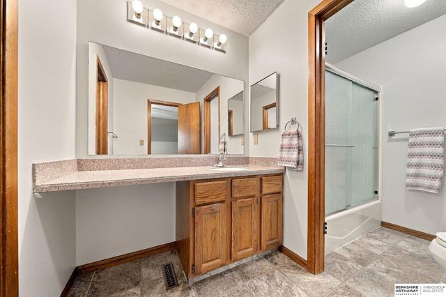 5441 S Dove Lane, Lincoln, NE 68516