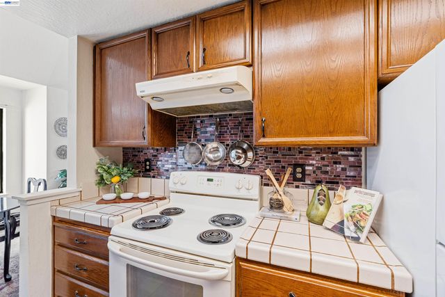 2742 East Ct, Richmond, CA 94806