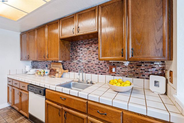 2742 East Ct, Richmond, CA 94806