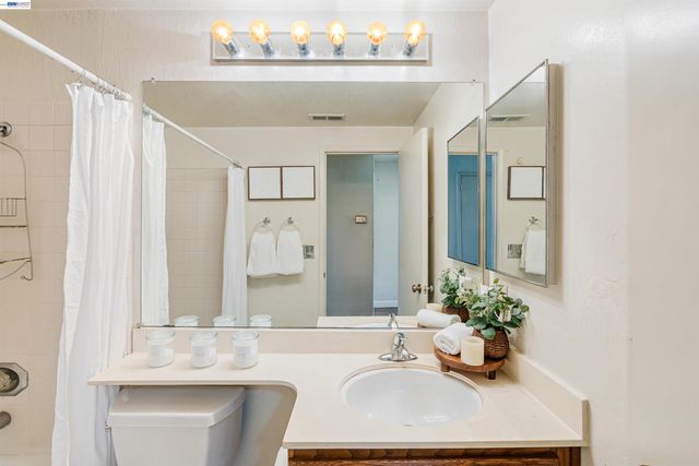 2742 East Ct, Richmond, CA 94806