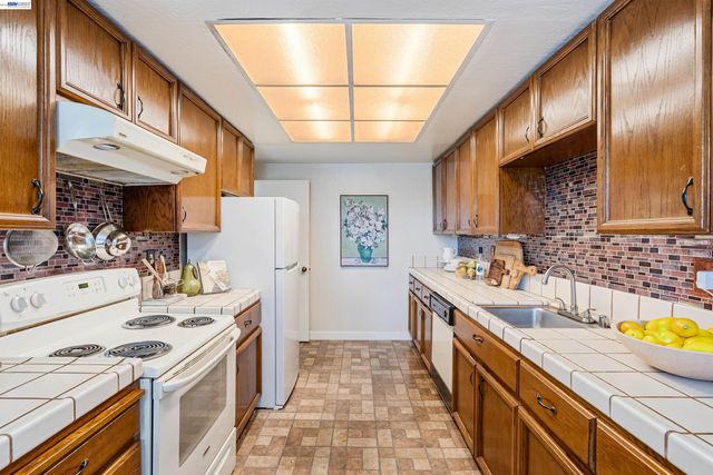 2742 East Ct, Richmond, CA 94806