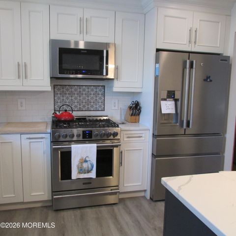 31 Pine Street, Keyport, NJ 07735