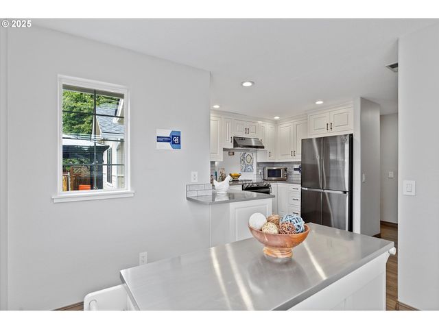 1012 E FOOTHILLS Dr, Newberg, OR 97132