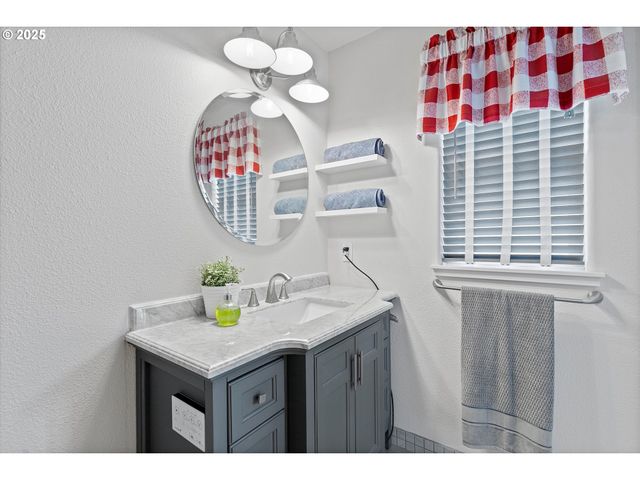 1012 E FOOTHILLS Dr, Newberg, OR 97132