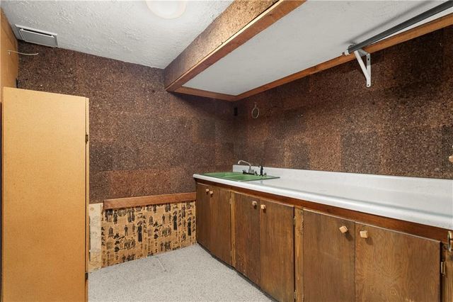 2505 S Whitney Avenue, Independence, MO 64057