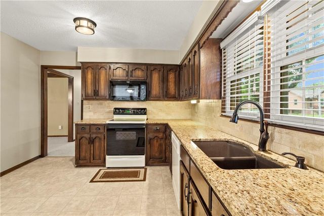 2505 S Whitney Avenue, Independence, MO 64057
