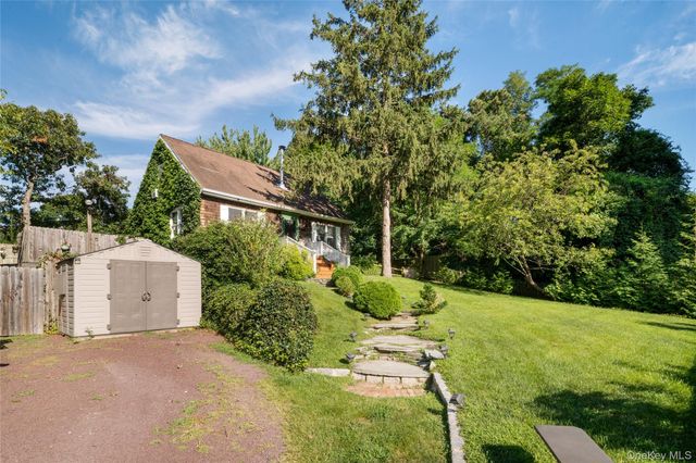 19 Washington Avenue E, Hampton Bays, NY 11946
