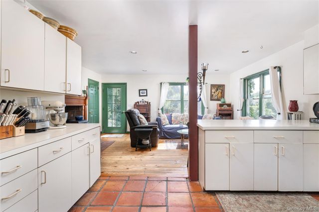 19 Washington Avenue E, Hampton Bays, NY 11946