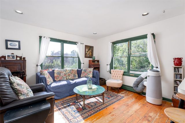 19 Washington Avenue E, Hampton Bays, NY 11946