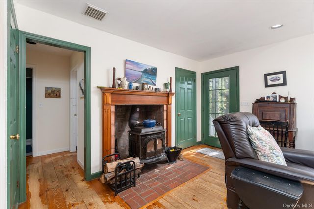 19 Washington Avenue E, Hampton Bays, NY 11946