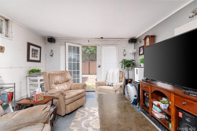 19 Washington Avenue E, Hampton Bays, NY 11946