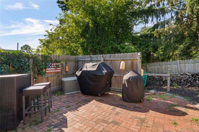 19 Washington Avenue E, Hampton Bays, NY 11946