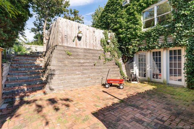 19 Washington Avenue E, Hampton Bays, NY 11946