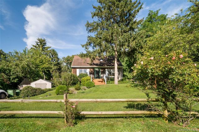 19 Washington Avenue E, Hampton Bays, NY 11946
