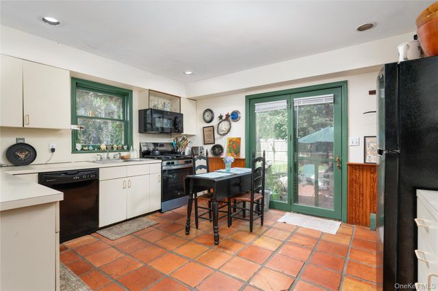 19 Washington Avenue E, Hampton Bays, NY 11946