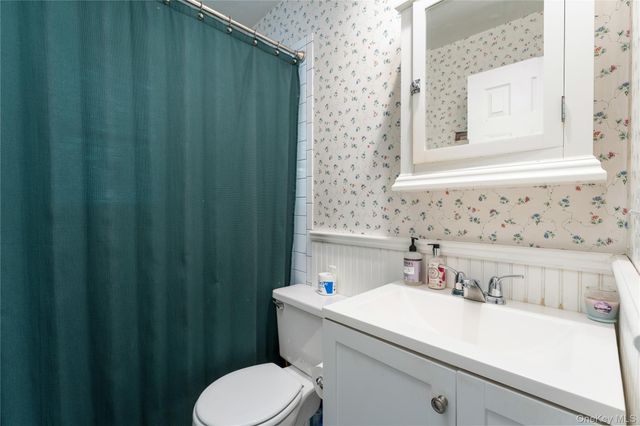 19 Washington Avenue E, Hampton Bays, NY 11946