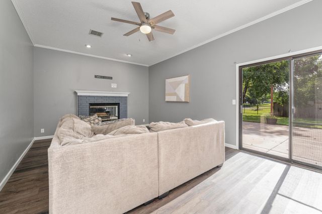 2323 N Stoneybrook Ct, Wichita, KS 67226