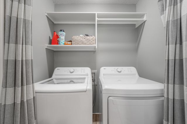 2323 N Stoneybrook Ct, Wichita, KS 67226