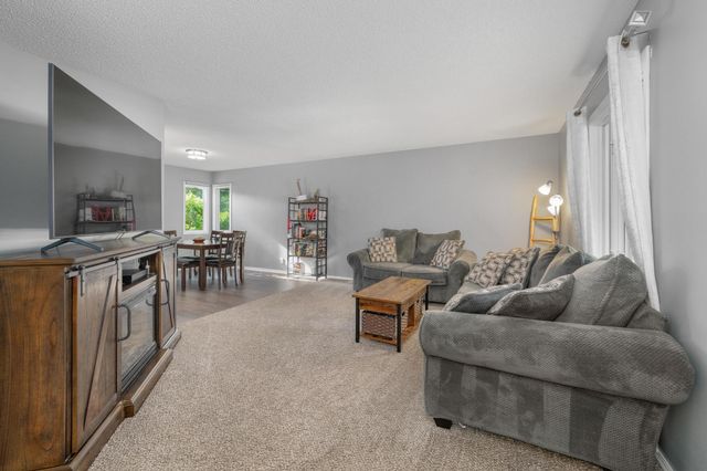 2323 N Stoneybrook Ct, Wichita, KS 67226