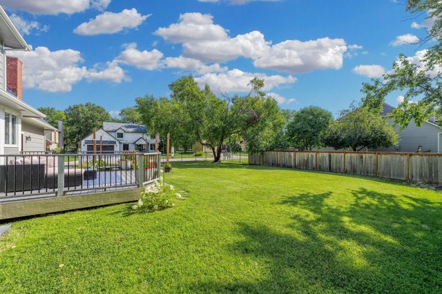 2323 N Stoneybrook Ct, Wichita, KS 67226