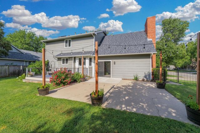 2323 N Stoneybrook Ct, Wichita, KS 67226