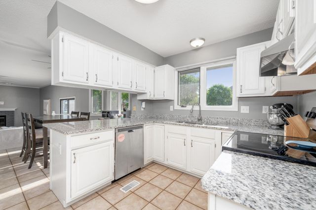 2323 N Stoneybrook Ct, Wichita, KS 67226