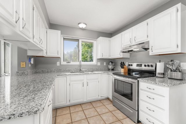 2323 N Stoneybrook Ct, Wichita, KS 67226