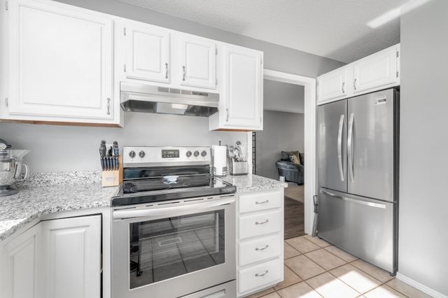 2323 N Stoneybrook Ct, Wichita, KS 67226