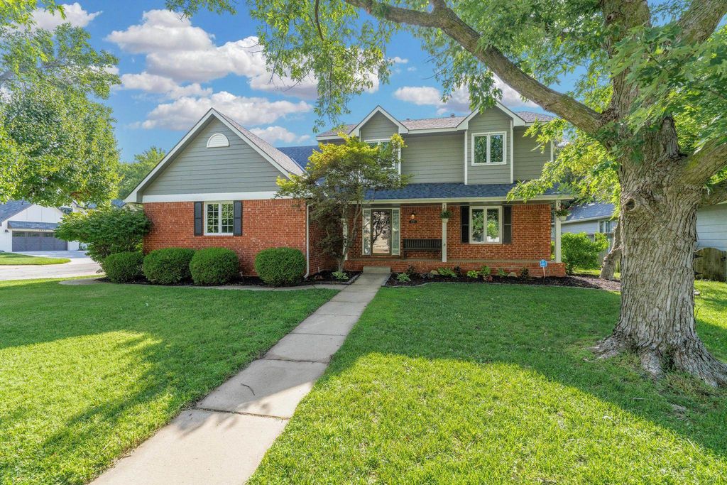 2323 N Stoneybrook Ct, Wichita, KS 67226