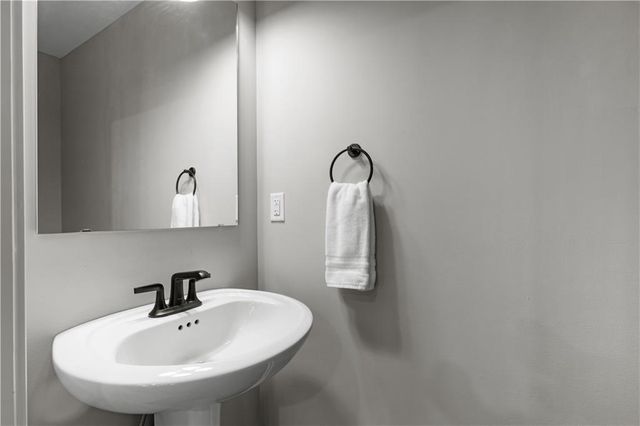 8808 SW 9th Street, Blue Springs, MO 64064