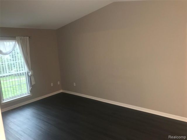 26210 Chesapeake Circle, Walled Lake, MI 48390