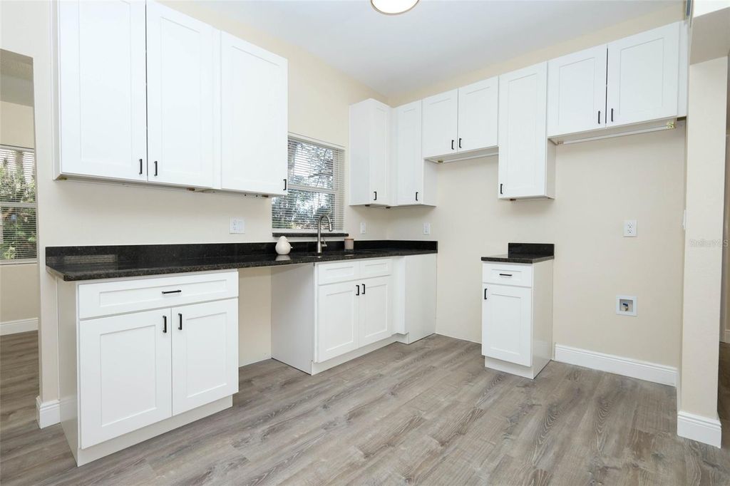 Image 9 of property listing at 5313 BONNIE BRAE CIRCLE, Orlando, FL 32808