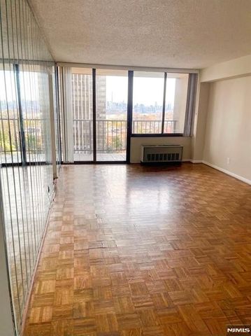 300 Winston Drive 1020, Cliffside Park, NJ 07010