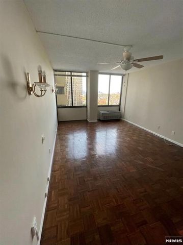 300 Winston Drive 1020, Cliffside Park, NJ 07010