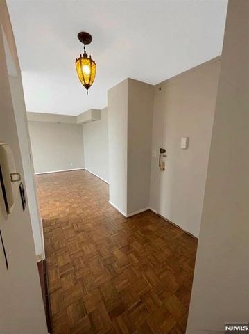 300 Winston Drive 1020, Cliffside Park, NJ 07010
