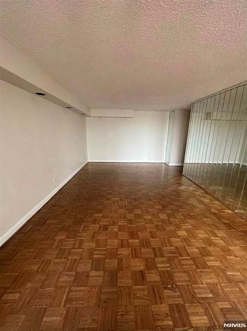 300 Winston Drive 1020, Cliffside Park, NJ 07010