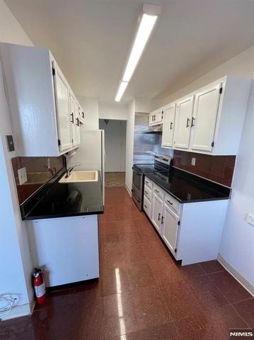 300 Winston Drive 1020, Cliffside Park, NJ 07010
