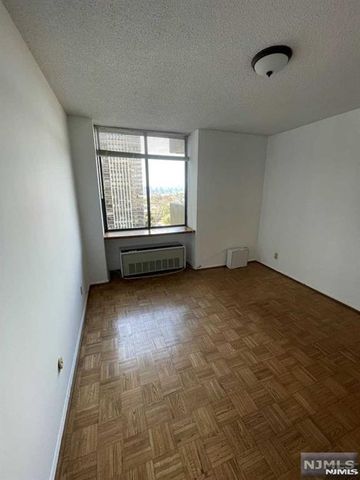 300 Winston Drive 1020, Cliffside Park, NJ 07010