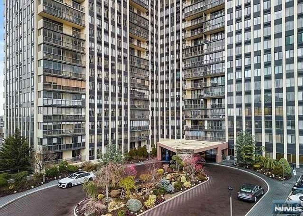 300 Winston Drive 1020, Cliffside Park, NJ 07010