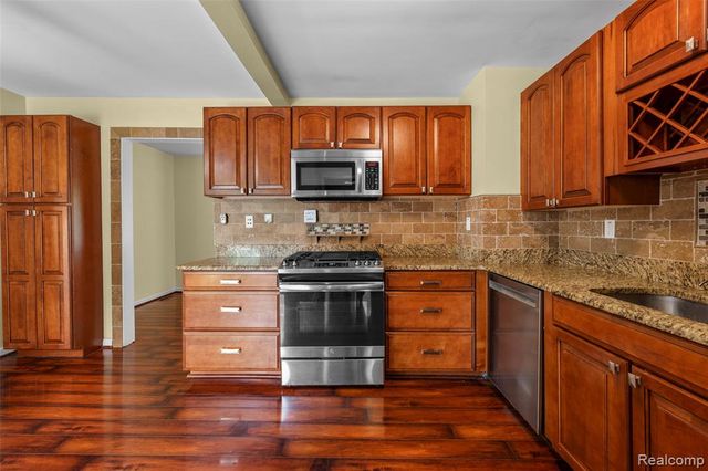 129 E Beechdale Street, Commerce Twp, MI 48382