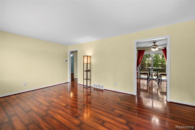 129 E Beechdale Street, Commerce Twp, MI 48382