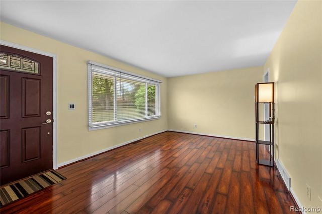 129 E Beechdale Street, Commerce Twp, MI 48382