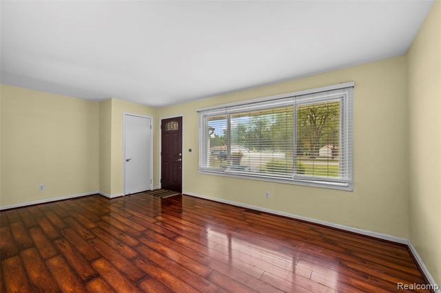 129 E Beechdale Street, Commerce Twp, MI 48382