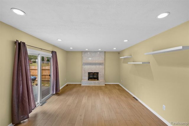 129 E Beechdale Street, Commerce Twp, MI 48382