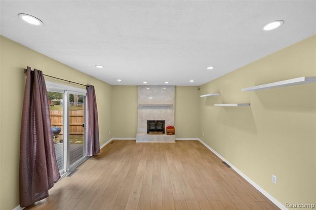 129 E Beechdale Street, Commerce Twp, MI 48382