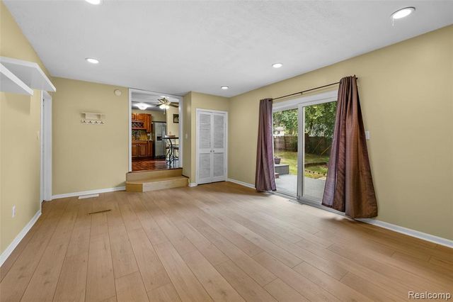 129 E Beechdale Street, Commerce Twp, MI 48382