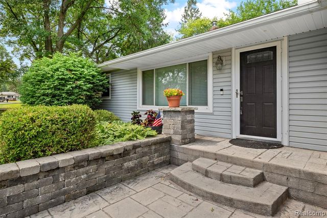 129 E Beechdale Street, Commerce Twp, MI 48382