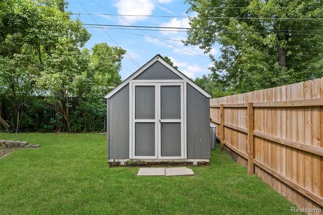 129 E Beechdale Street, Commerce Twp, MI 48382